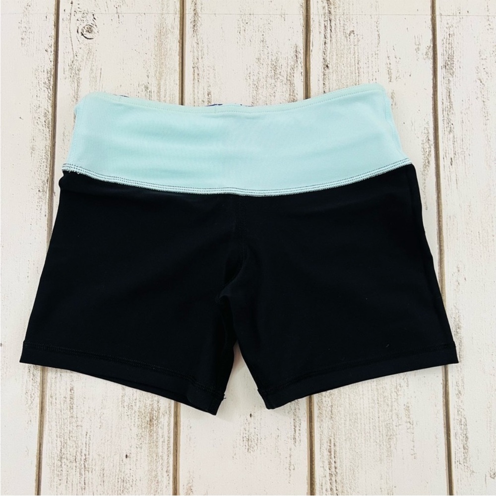 Lululemon Reverse Groove Short 4 Regular - Picture 2 of 9